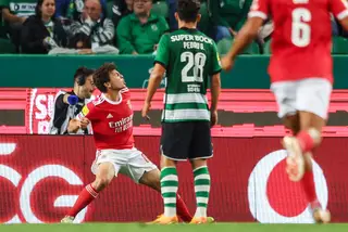 Bloqueios e foras de jogo: porque é que o golo de João Neves no Sporting - Benfica deveria ter sido anulado