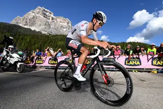 João Almeida sofre ataque de Roglic, perde tempo e cai para o 3.º lugar do Giro