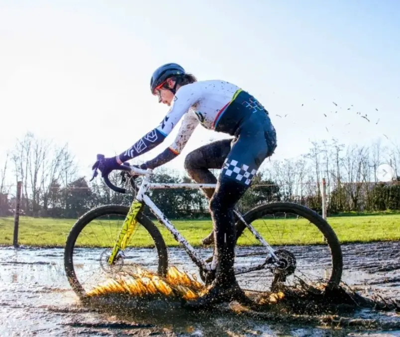 Este mês, Austin Killips foi a primeira atleta transgénero a vencer uma prova do calendário oficial da União de Ciclismo Internacional.