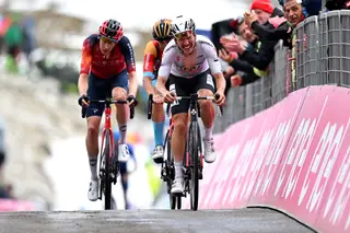 O primeiro lugar do Giro está mais longe: João Almeida volta a perder tempo para Thomas e Roglic