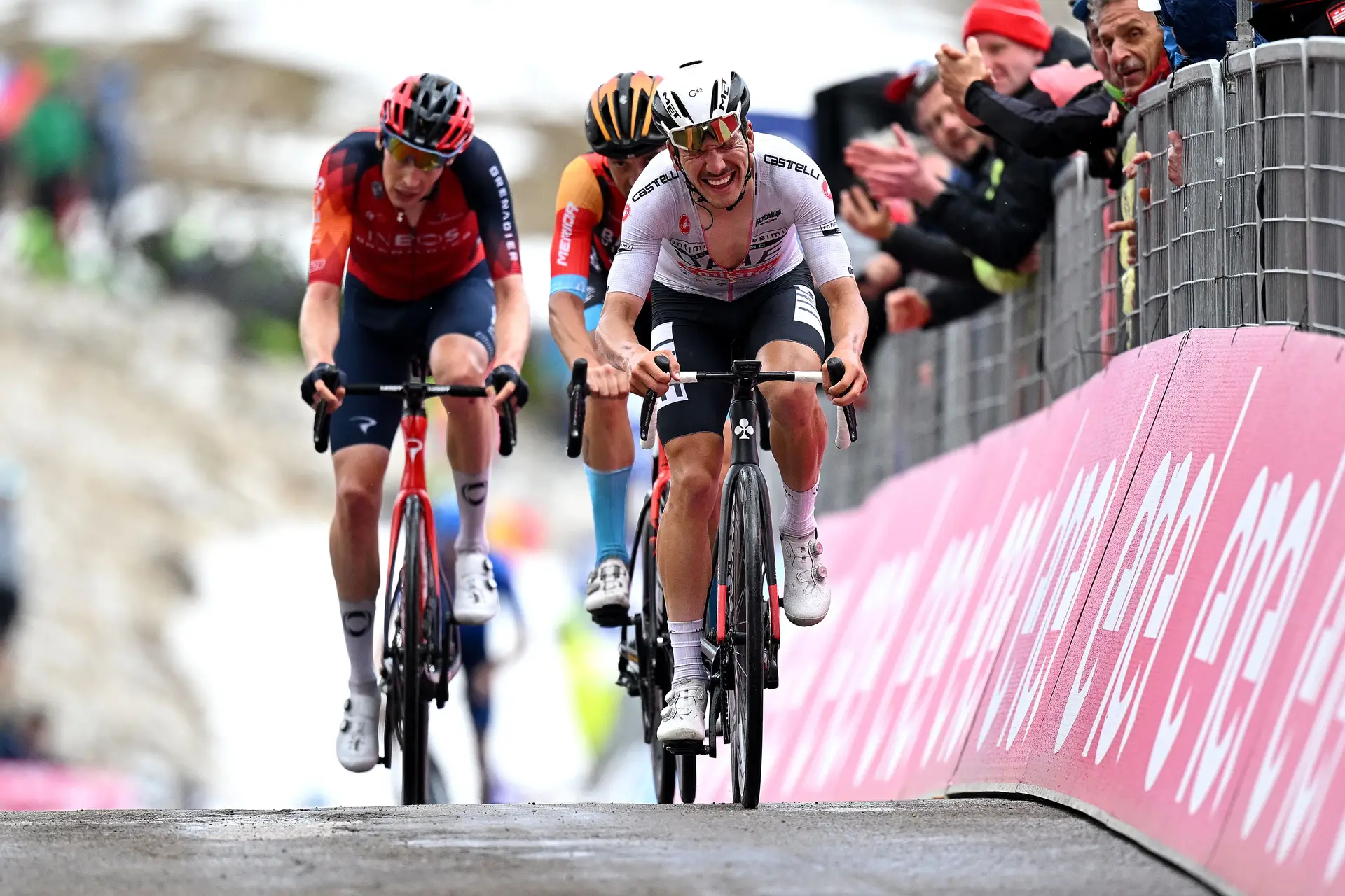 O primeiro lugar do Giro está mais longe: João Almeida volta a perder tempo para Thomas e Roglic