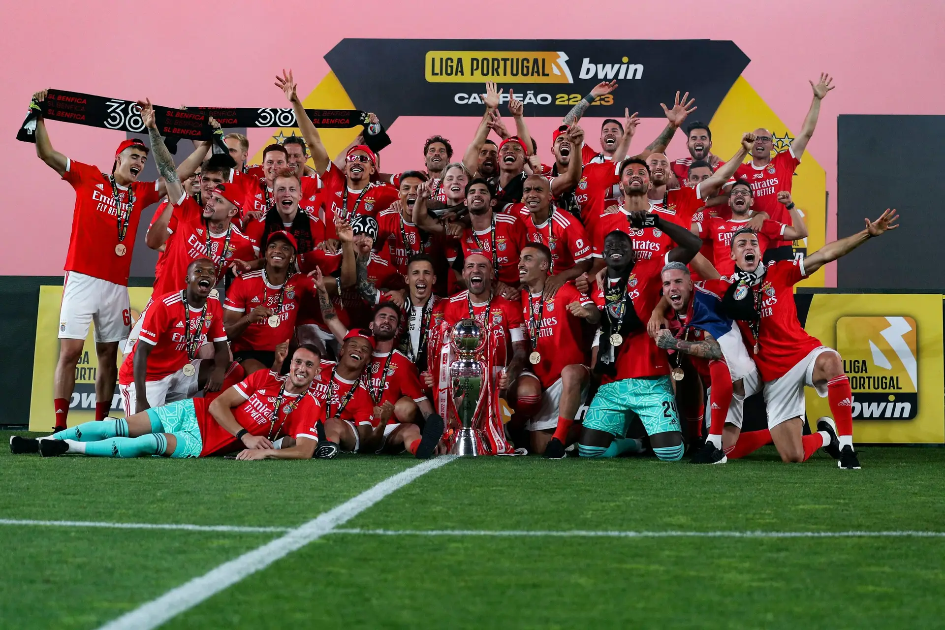 O Benfica é campeão nacional pela 38.ª vez. Assim se fez a festa dos jogadores com os adeptos no Marquês