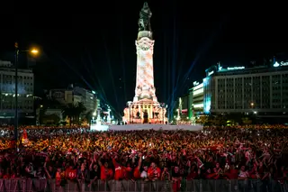 Em Luanda portugueses vivem ambiente de festa na conquista do 38.º titulo  do Benfica - SIC Notícias