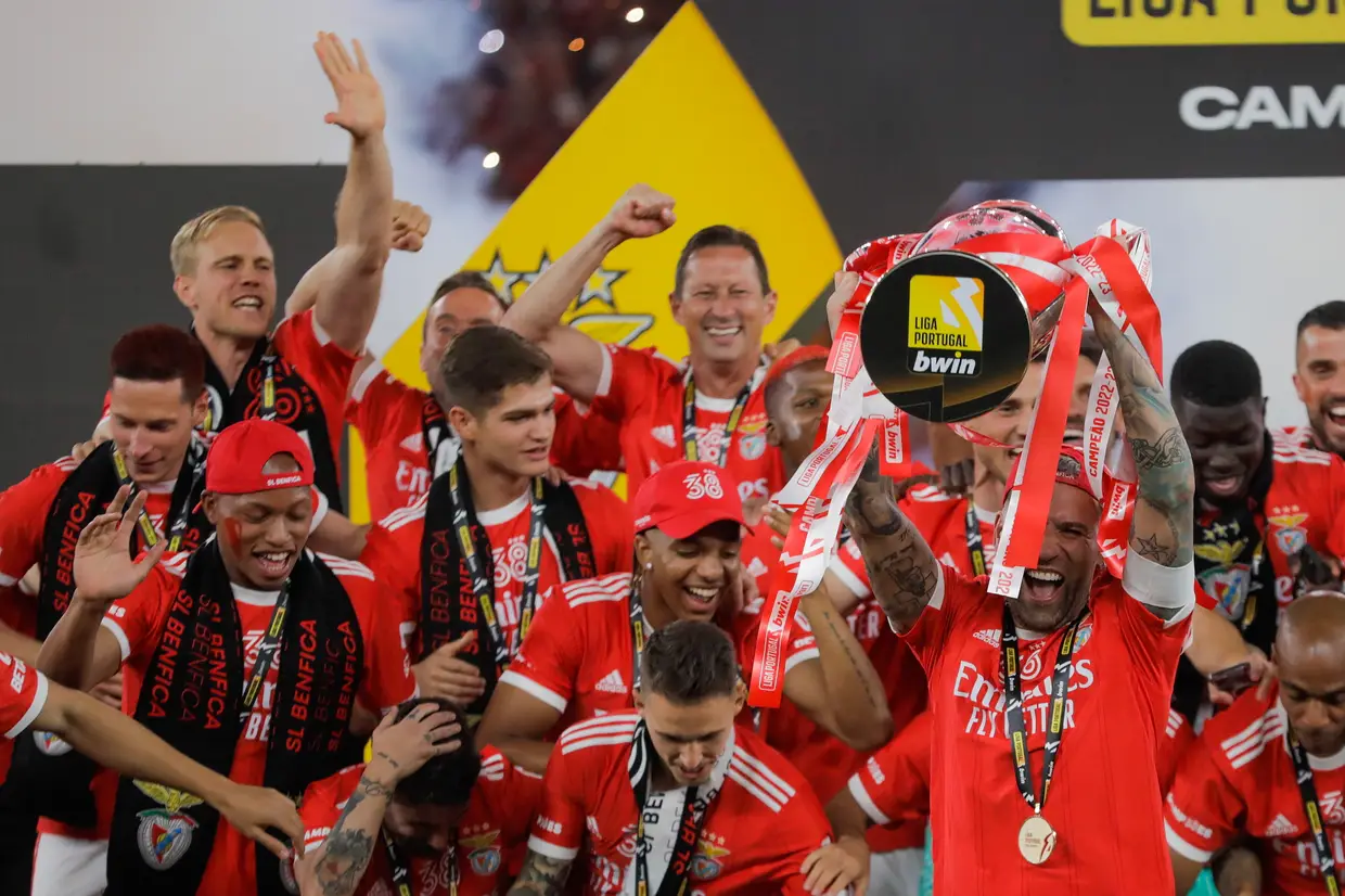 O nosso objetivo é formar para o topo do futebol”: a festa do Benfica campeão  mundial Sub-20 (que não esqueceu Chalana) – Observador