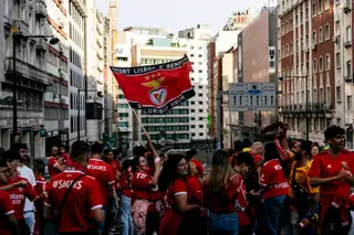 Em Luanda portugueses vivem ambiente de festa na conquista do 38.º titulo  do Benfica - SIC Notícias