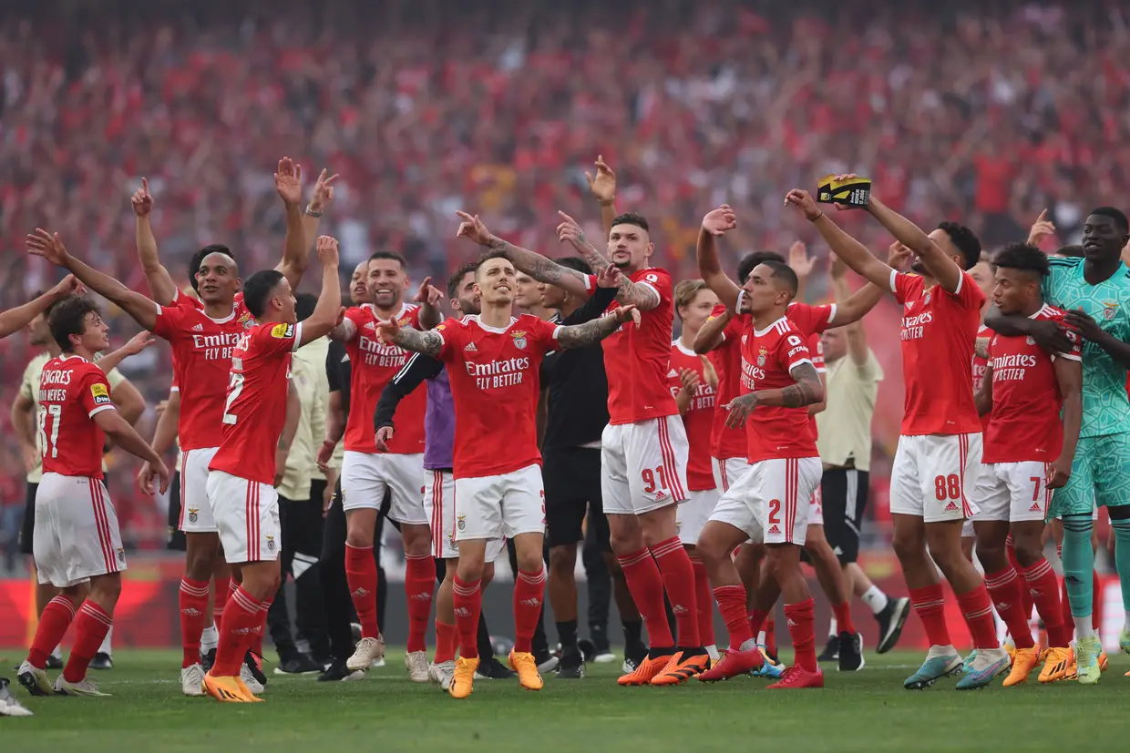 O nosso objetivo é formar para o topo do futebol”: a festa do Benfica campeão  mundial Sub-20 (que não esqueceu Chalana) – Observador