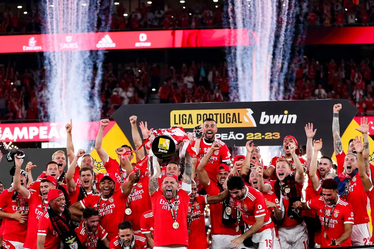 O nosso objetivo é formar para o topo do futebol”: a festa do Benfica campeão  mundial Sub-20 (que não esqueceu Chalana) – Observador