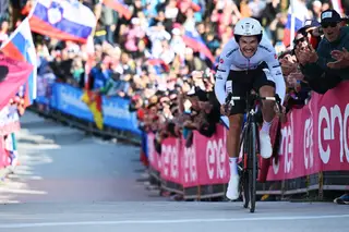João Almeida faz 3.º no contrarrelógio final do Giro e segura histórico pódio. Colossal Roglic tira rosa a Thomas e é o virtual vencedor
