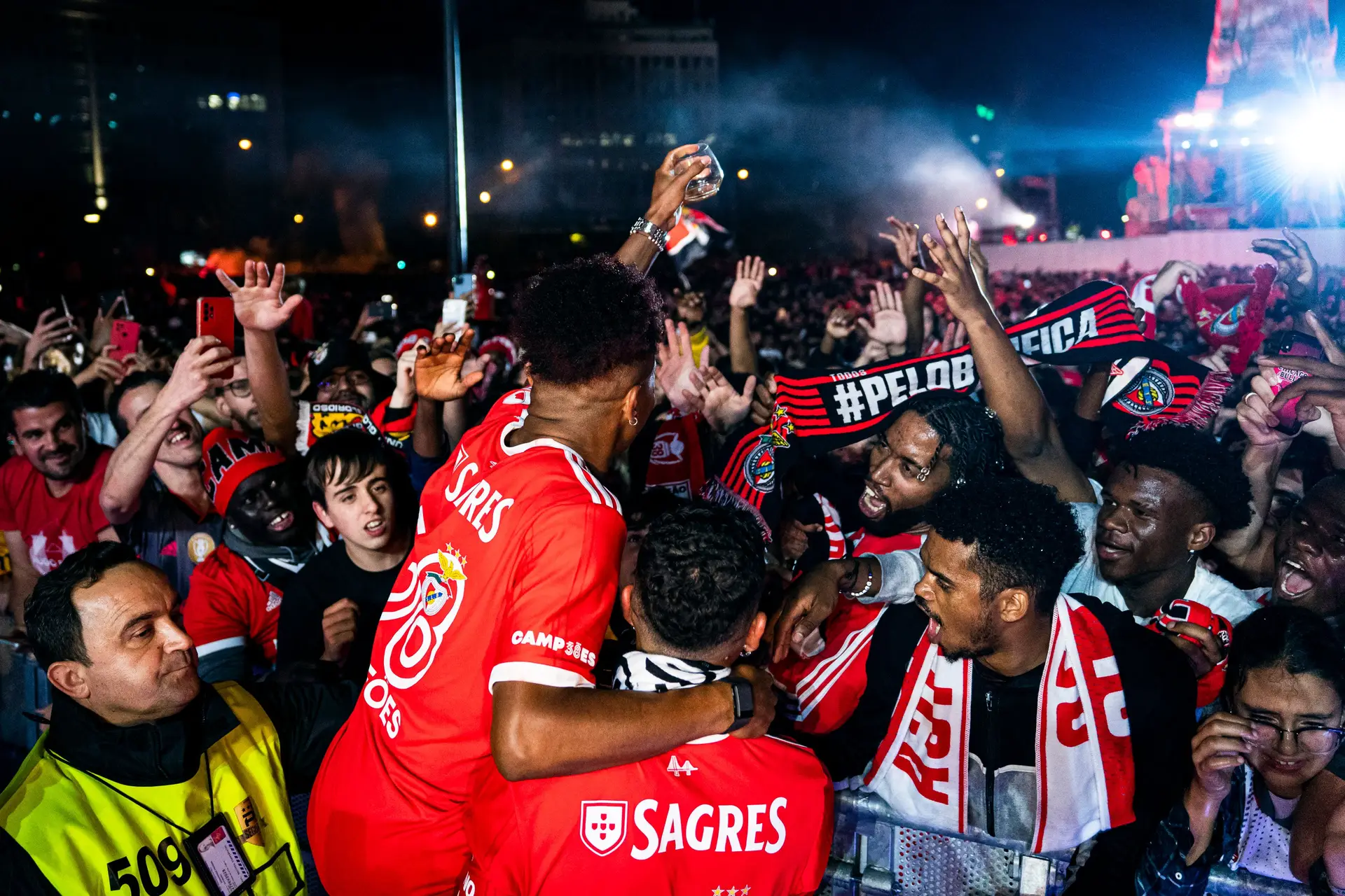 As imagens da farra e da festa do 38.º título do Benfica no Marquês de Pombal