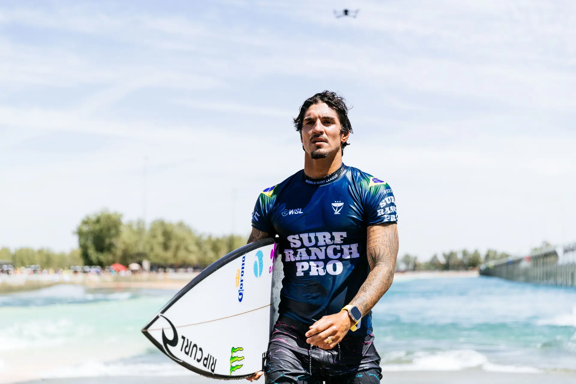 gabriel medina é tricampeão mundial!