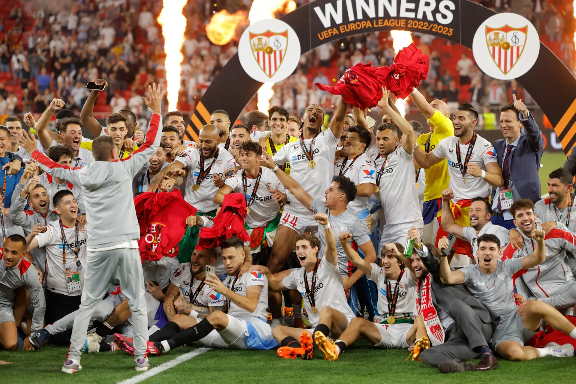 Uma competição pode ser um clube e o mito do Sevilla não morreu. Espanhóis batem Roma de Mourinho e vencem Liga Europa pela sétima vez