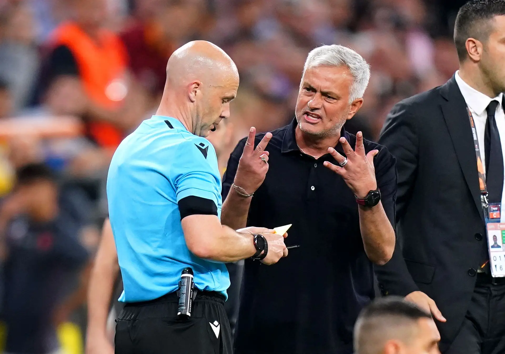 UEFA instaura processo disciplinar a José Mourinho por insultos e “linguagem abusiva contra um árbitro” na final da Liga Europa