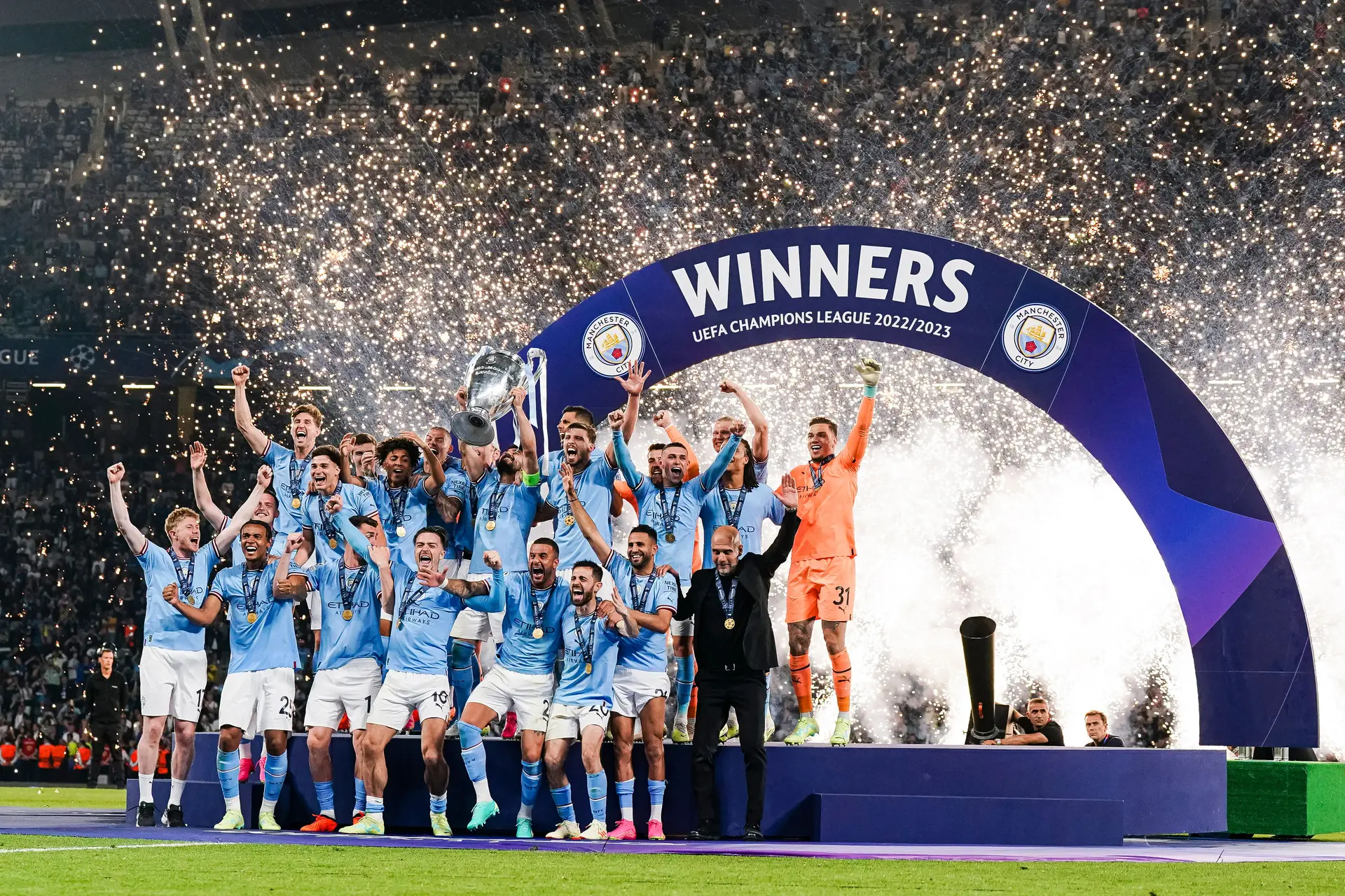 Sem arte, o Manchester City completou a sua lavagem. E a sofrer de gatas, Guardiola voltou à Champions