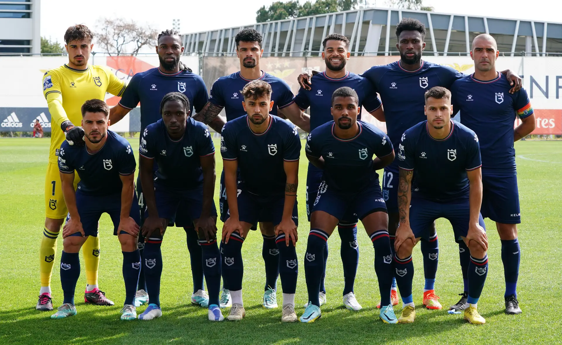 Duas Equipes De Futebol Profissional Saindo Do Campo Após O Jogo