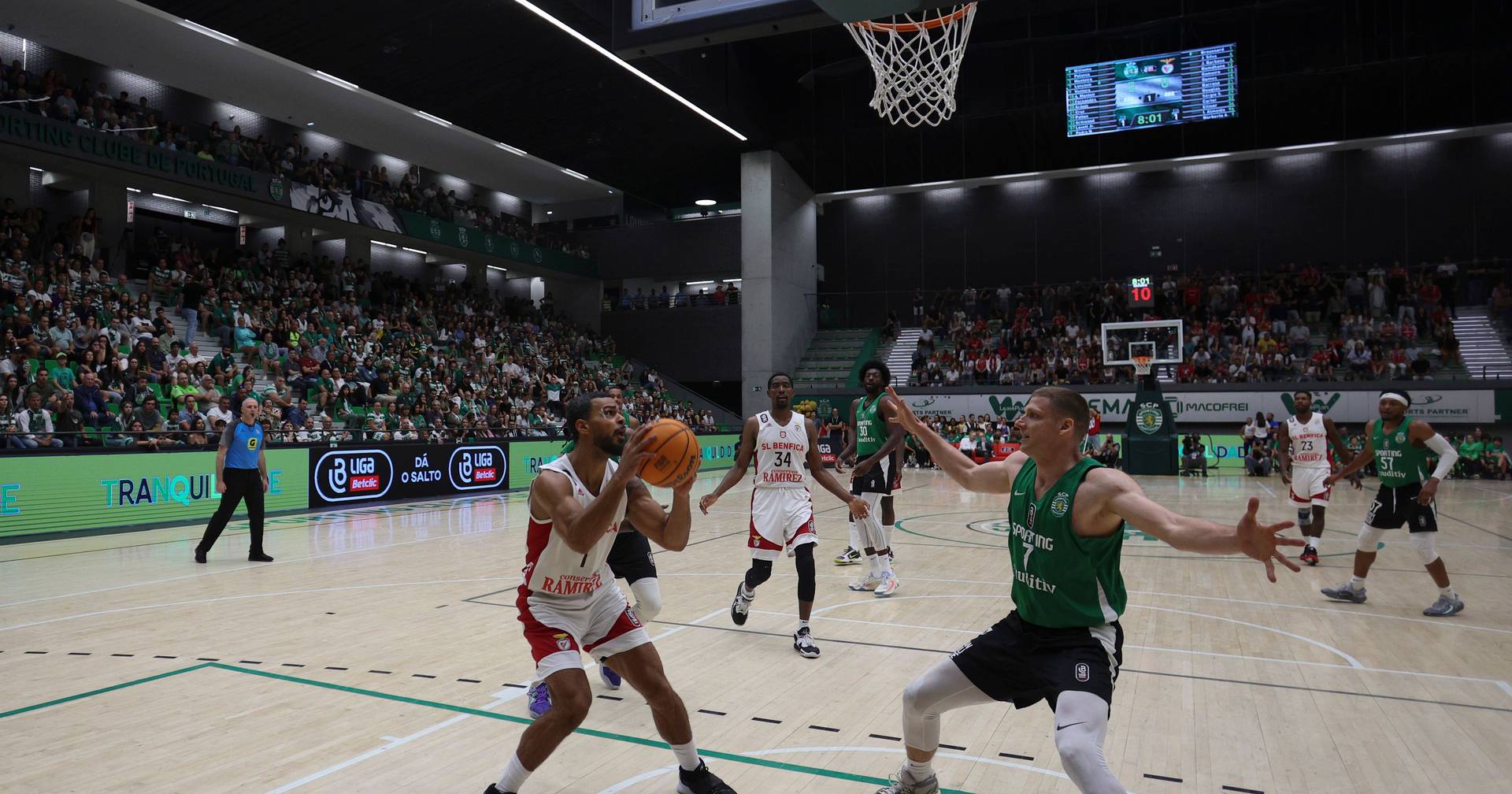 Benfica garante apuramento inédito para a Liga dos Campeões de basquetebol  - SIC Notícias