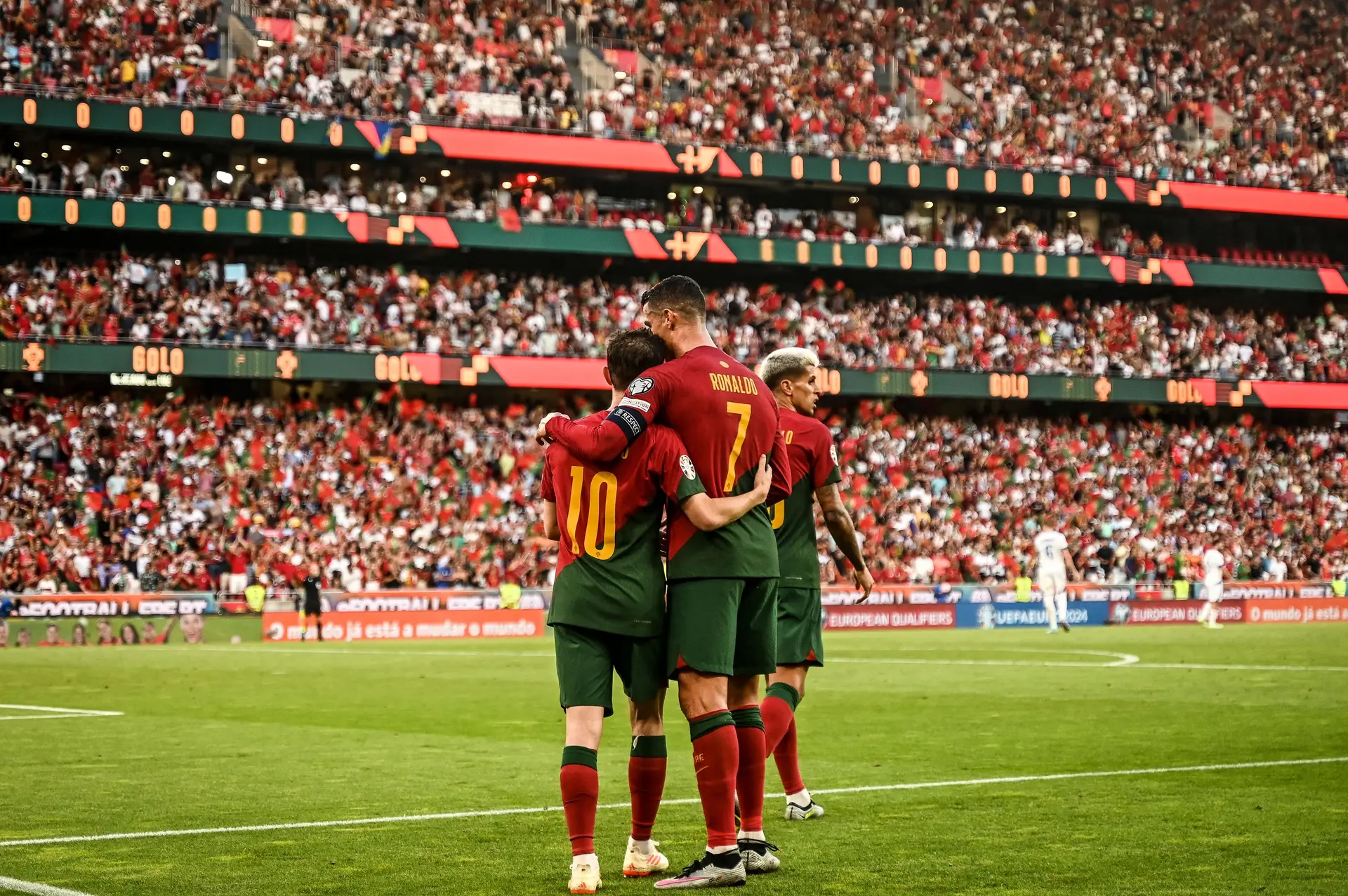 Bis de Ronaldo garante Portugal nos oitavos-de-final, UEFA EURO