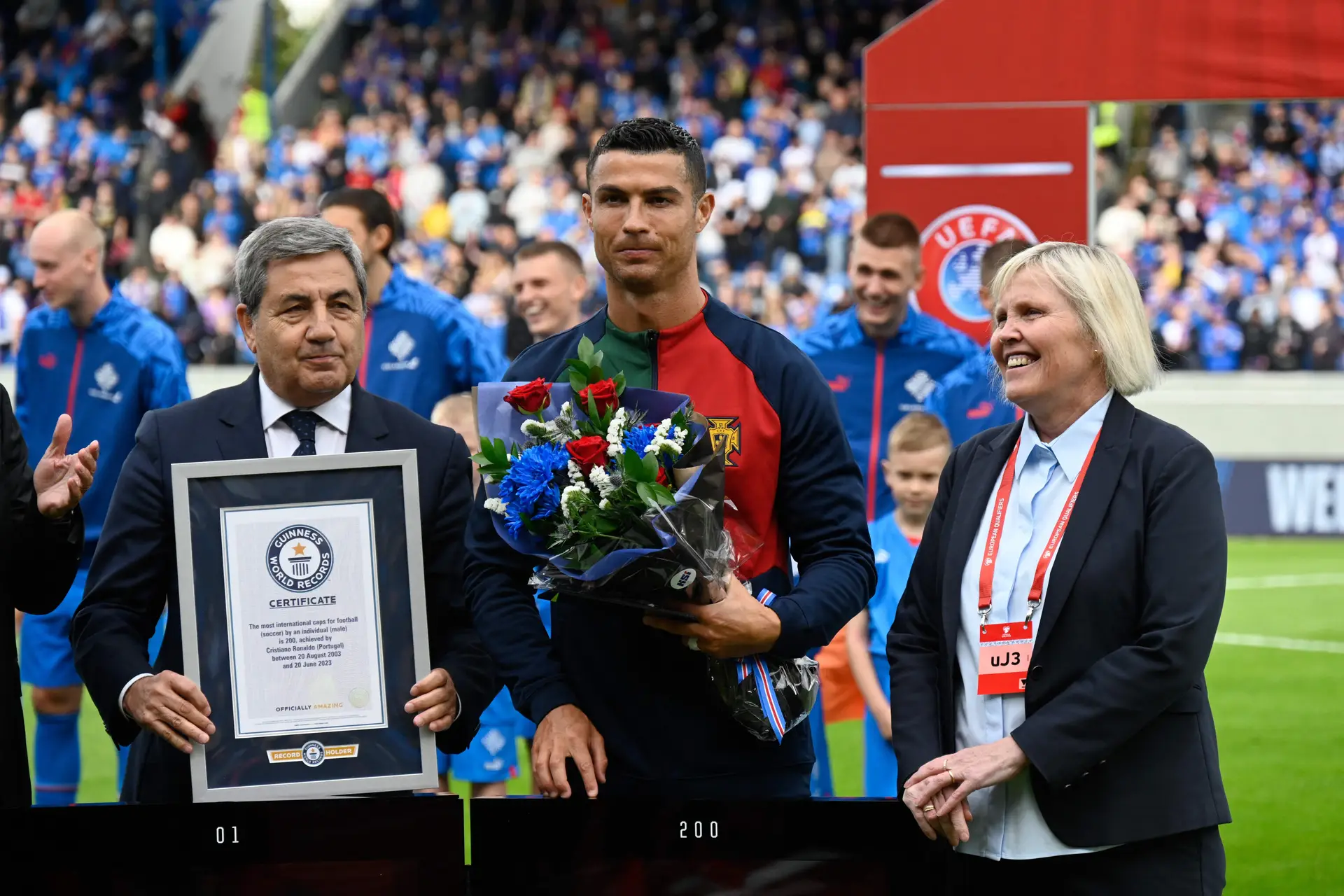 Antes do início do jogo, Cristiano Ronaldo foi homenageado devido às 200 internacionalizações por Portugal