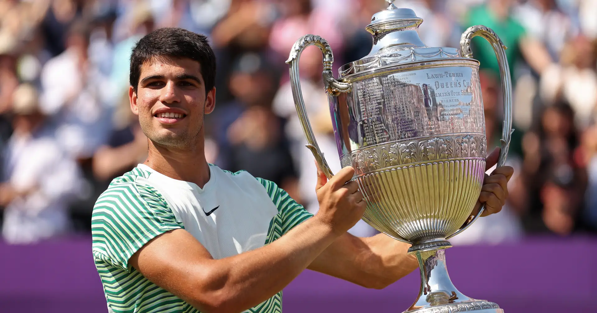 Em Wimbledon, Alcaraz supera Djokovic e é novo campeão do torneio