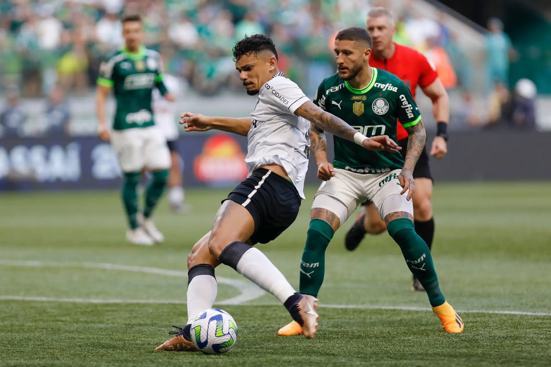 Senhoras e senhores, o Botafogo é candidato a campeão: Tiquinho Soares resolve no campo do Palmeiras e aumenta distância para o rival