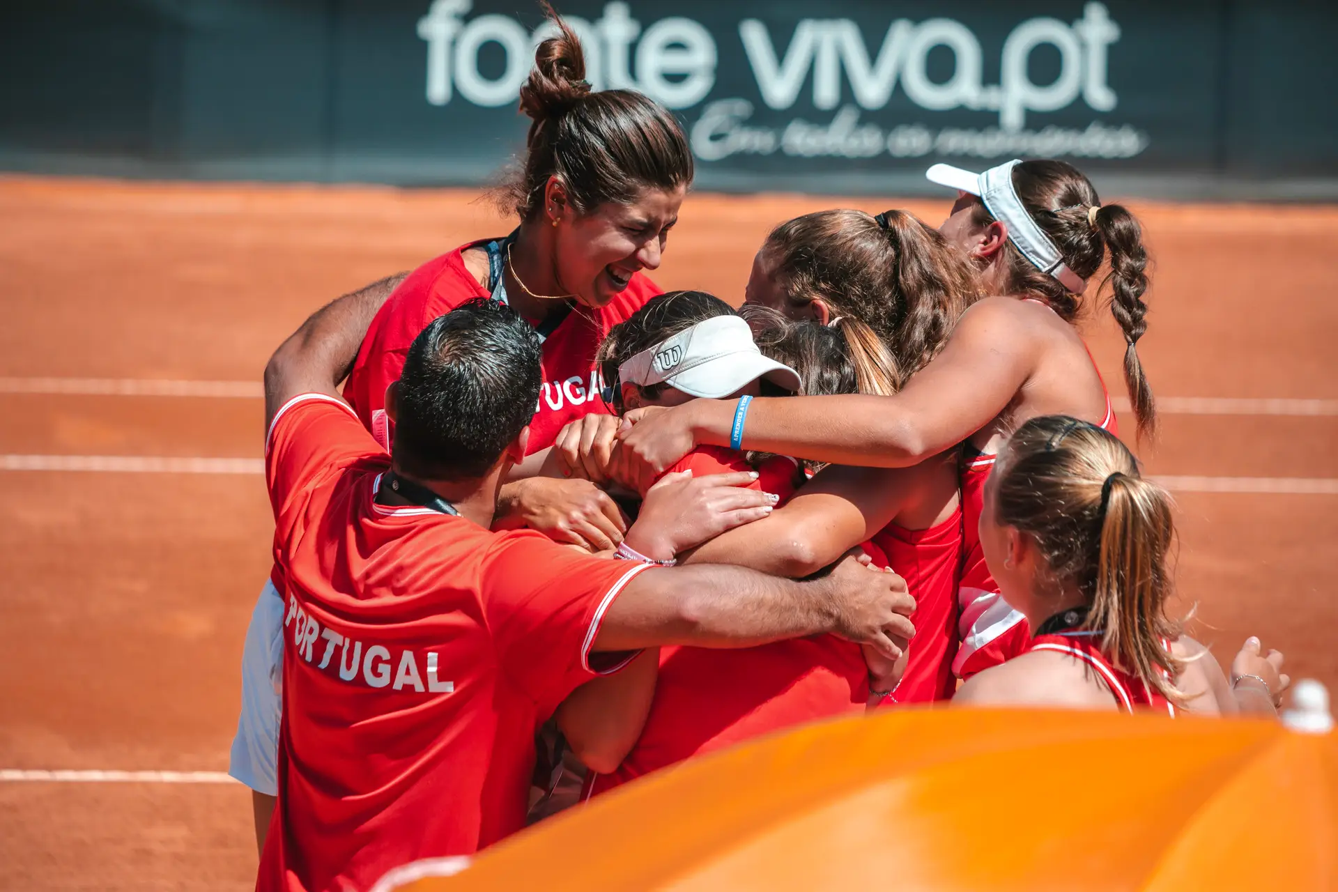 A seleção nacional festeja a subida na Billie Jean King Cup