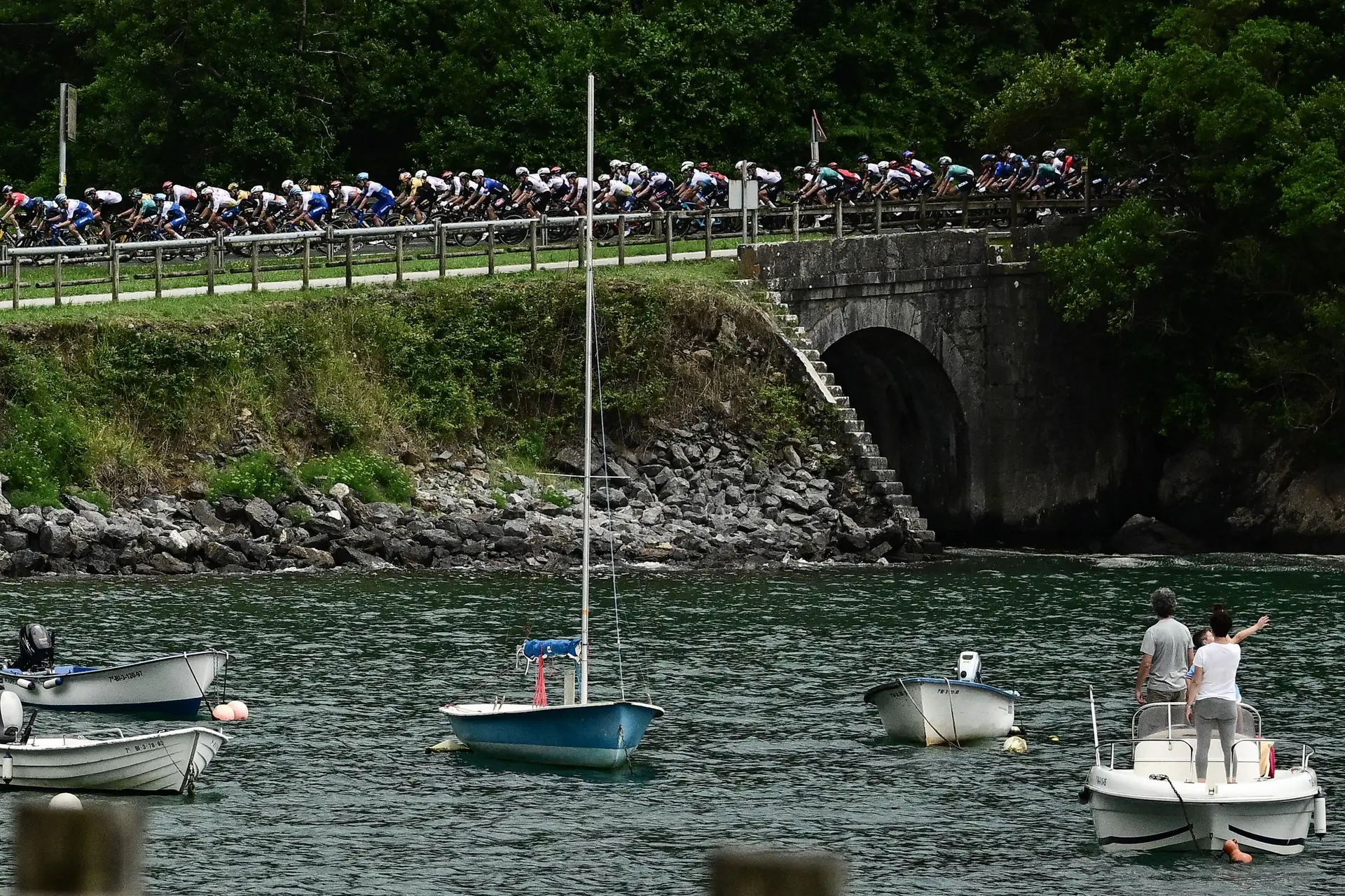 Tour de France: o primeiro mano a mano entre Vingegaard e Pogacar foi decidido pelos manos Yates, com Adam a ser o primeiro camisola amarela