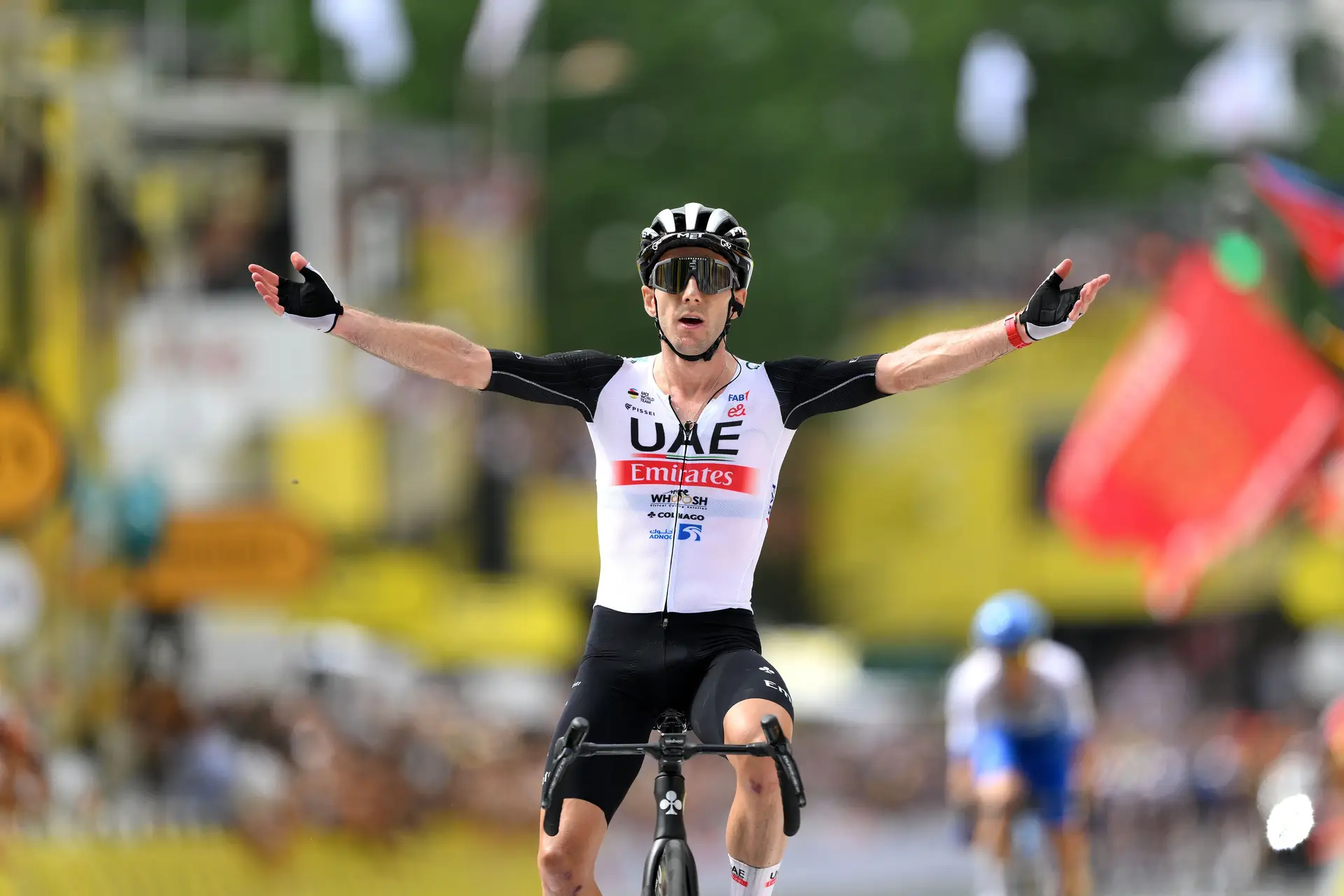 Tour de France: o primeiro mano a mano entre Vingegaard e Pogacar foi decidido pelos manos Yates, com Adam a ser o primeiro camisola amarela