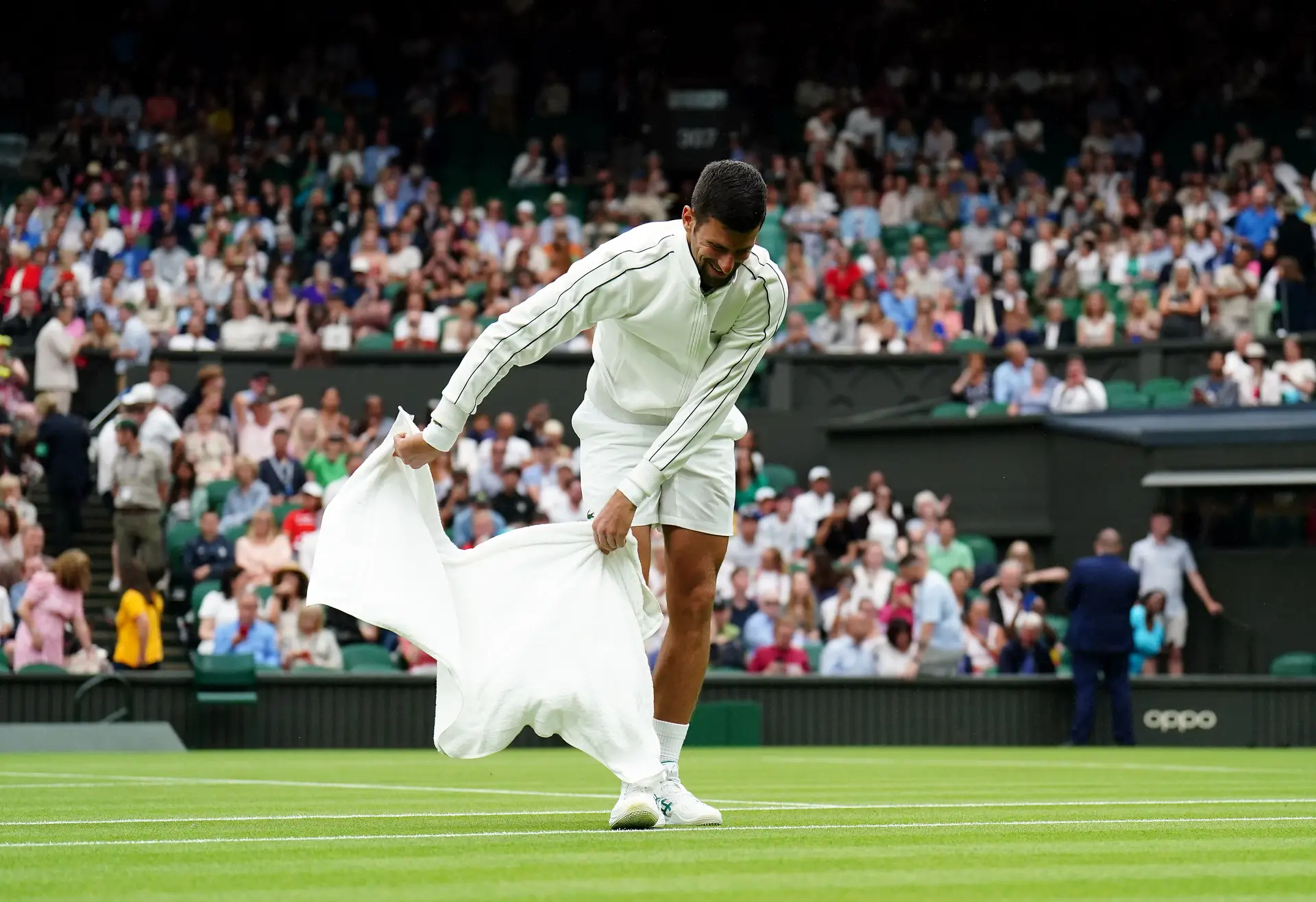 O único problema de Djokovic na estreia em Wimbledon foi mesmo a humidade