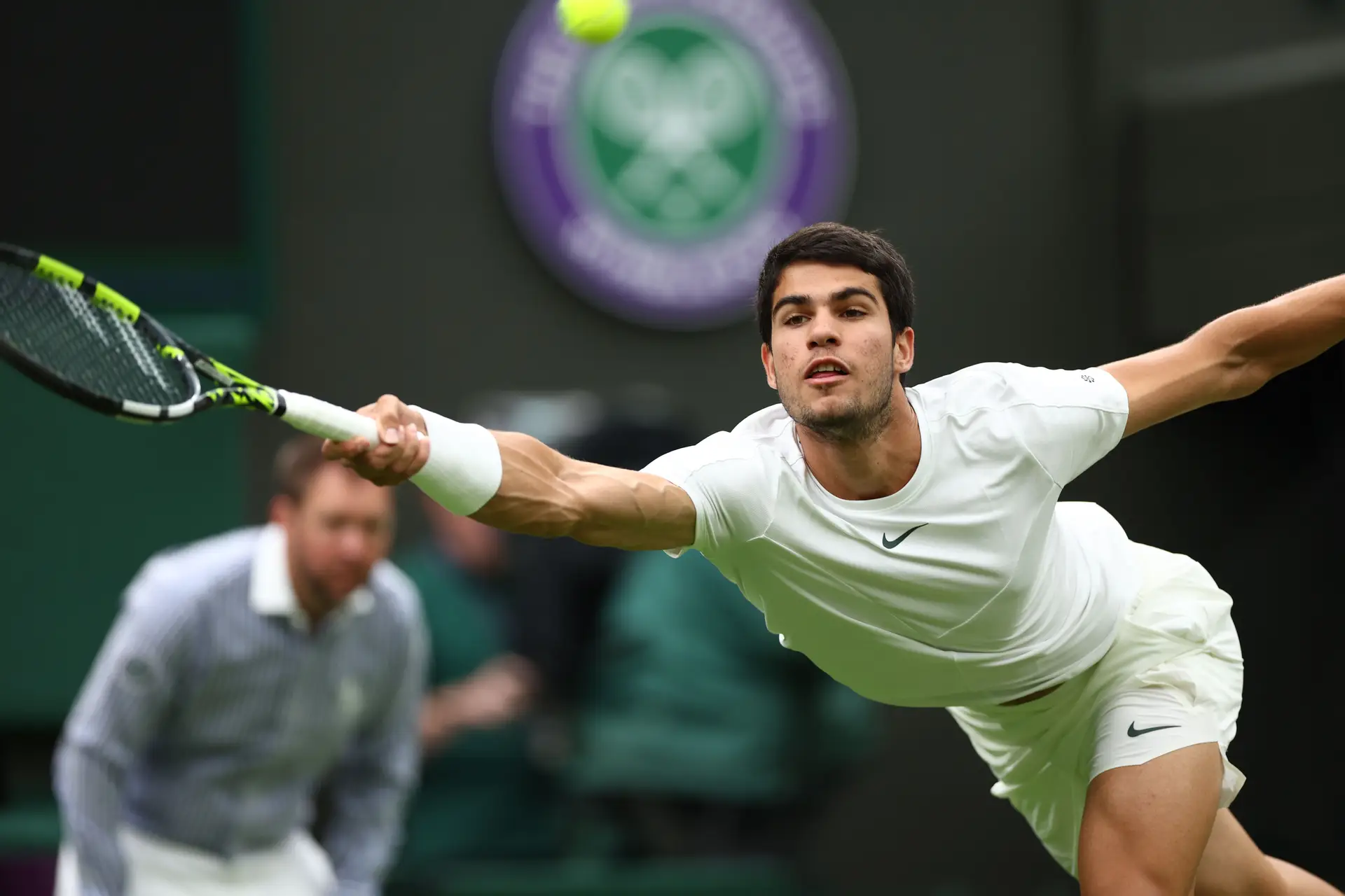 Alcaraz meteu o pneu na relva, ainda patinou, mas estreia-se com brilho em Wimbledon