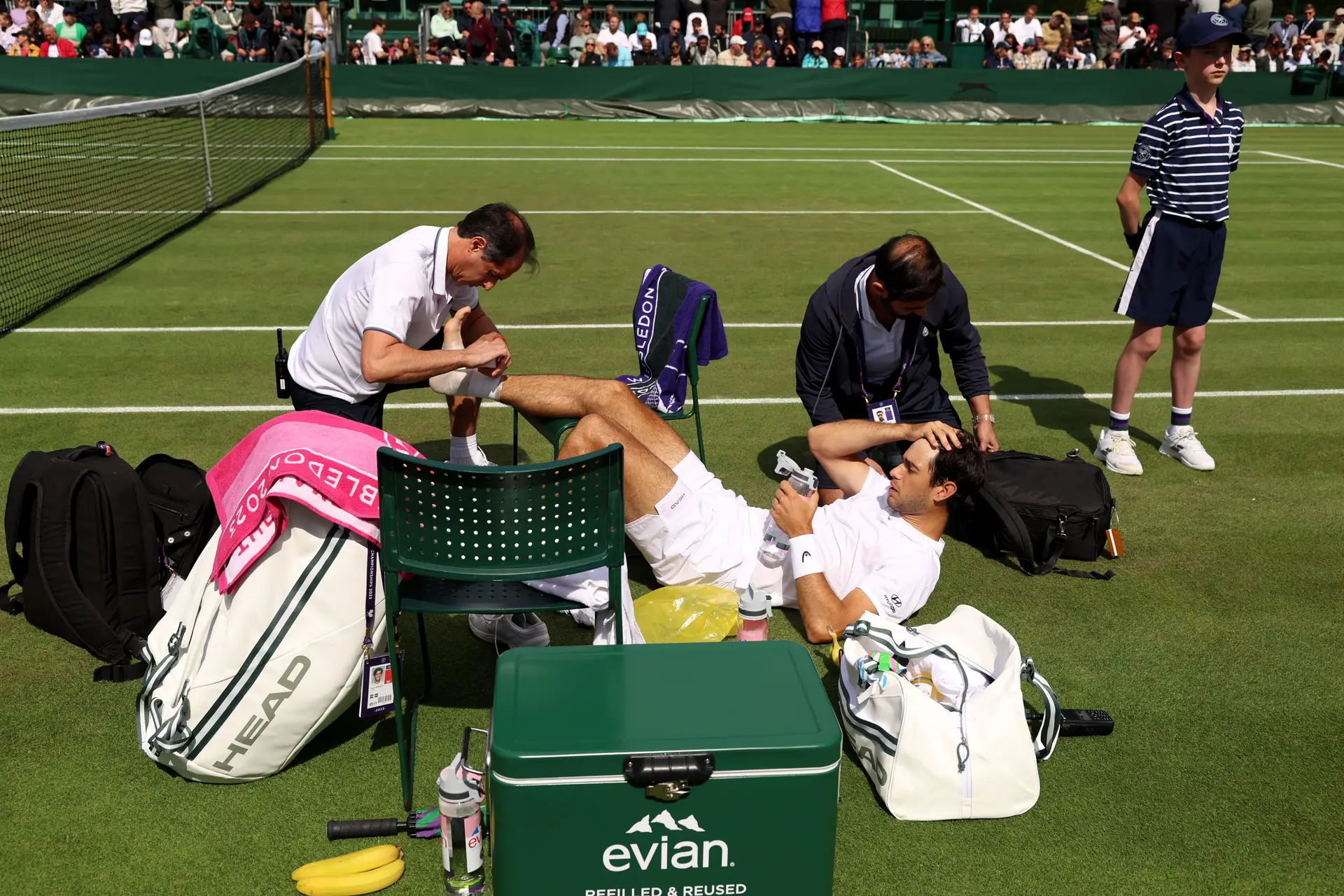 Nuno Borges, a ser assistido depois de cair em Wimbledon