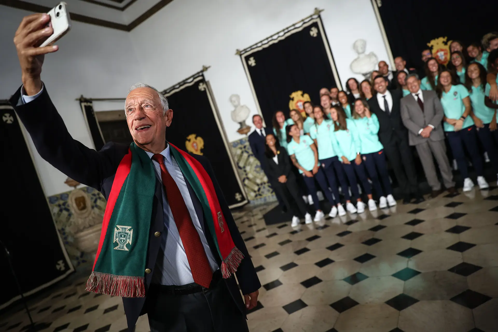 Marcelo recebeu a seleção feminina antes do Mundial: “Para o nosso 1.º jogo de mulheres, em 81, andou-se a ver nas distritais o que havia”