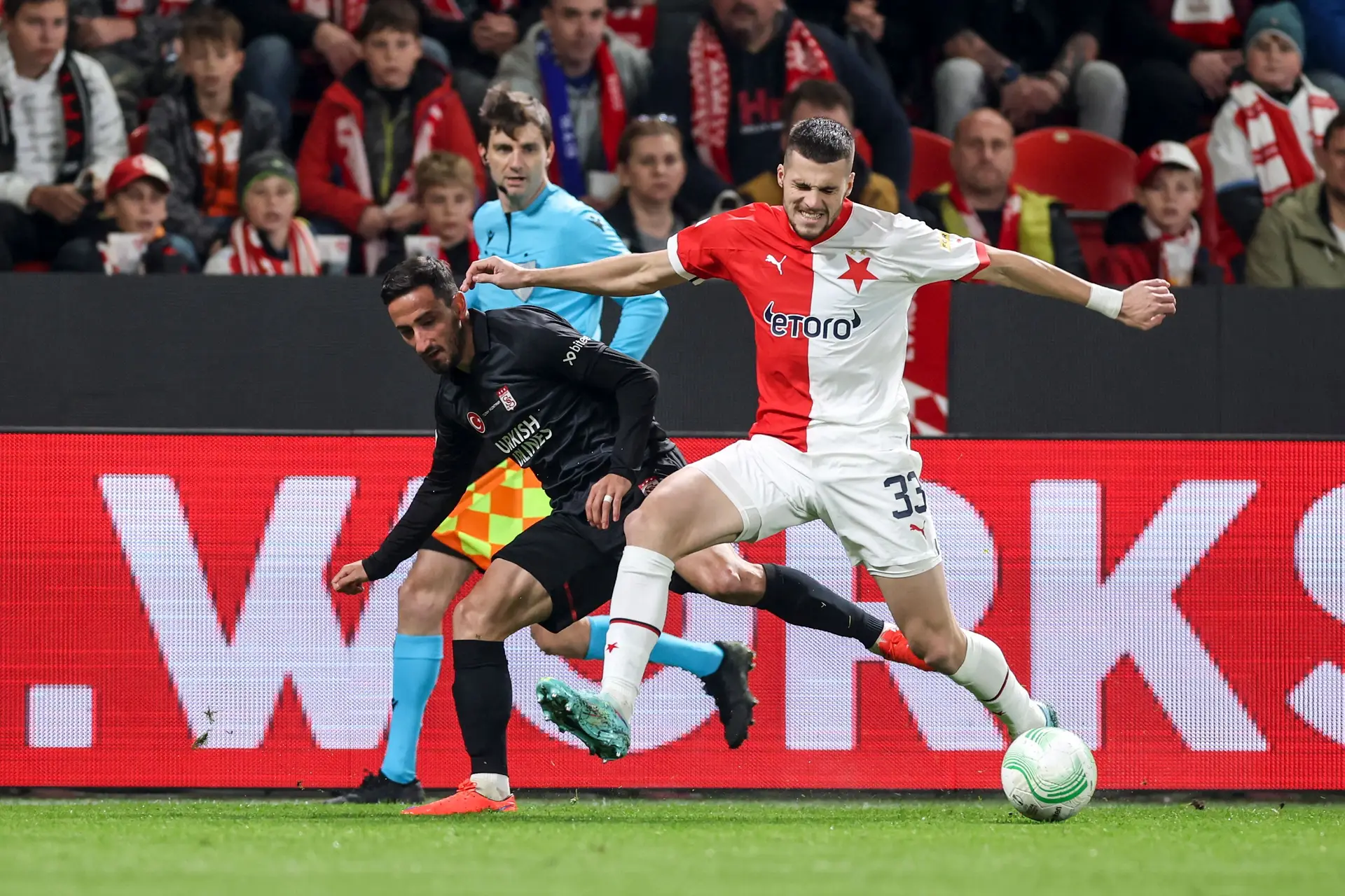 Benfica contrata lateral esquerdo David Jurásek ao Slavia de Praga por 14 milhões de euros
