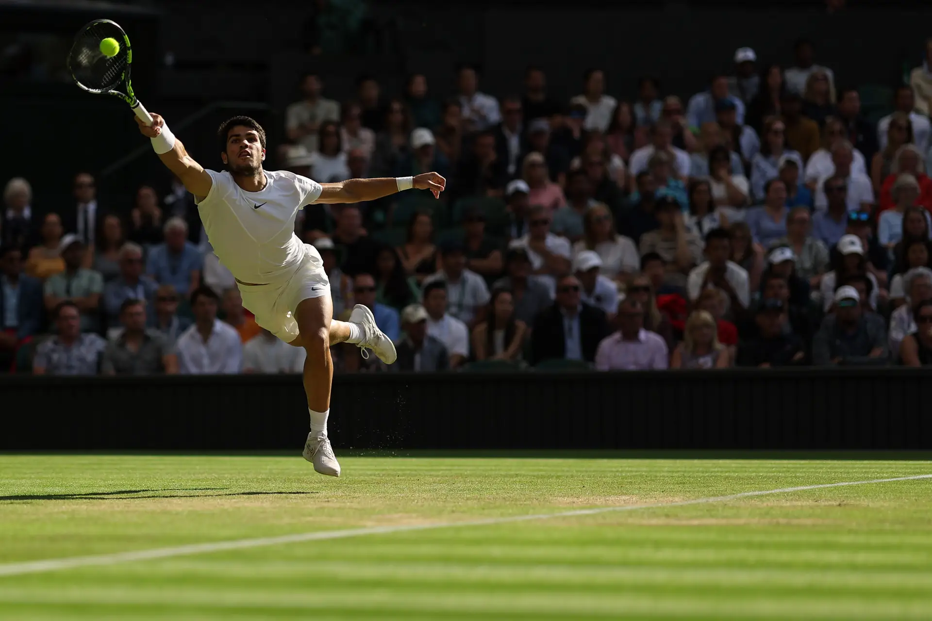 Carlos Alcaraz e Holger Rune nasceram com seis dias de diferença. Mas em Wimbledon, o espanhol foi o adulto em court