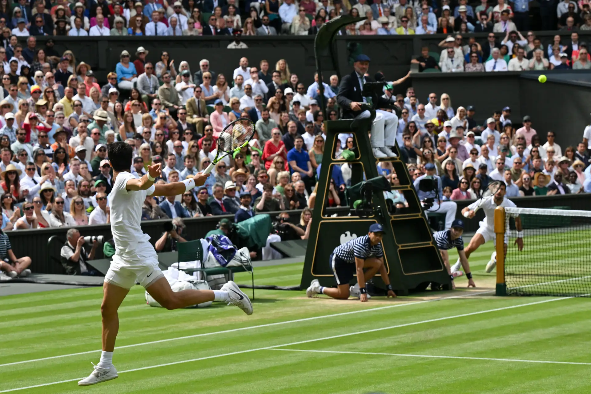 Em jogo de quase 5 horas, Alcaraz supera Djokovic e é campeão de Wimbledon