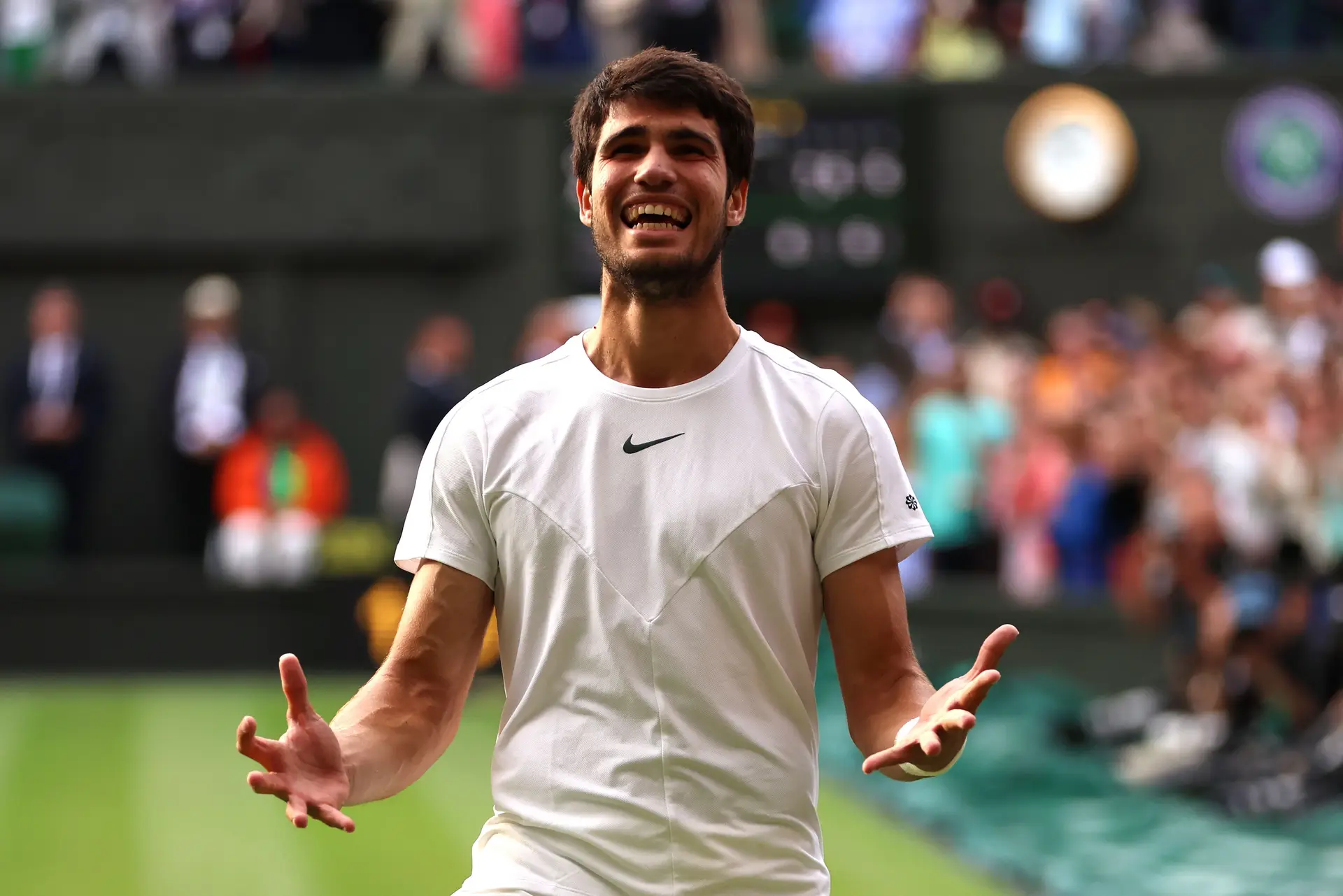 Em jogo de quase 5 horas, Alcaraz supera Djokovic e é campeão de Wimbledon