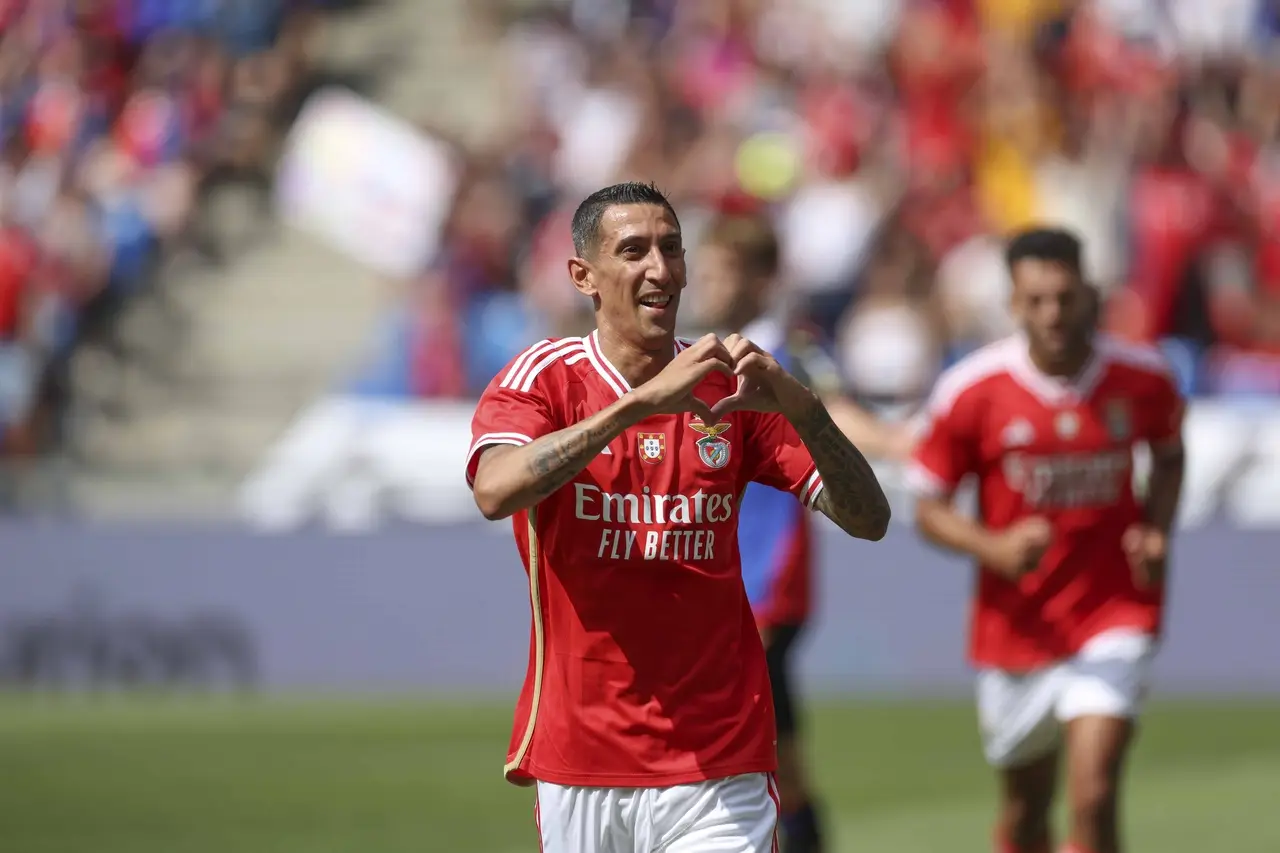 Sorrisos com Di María: na estreia do argentino na pré-época, o Benfica ganhou