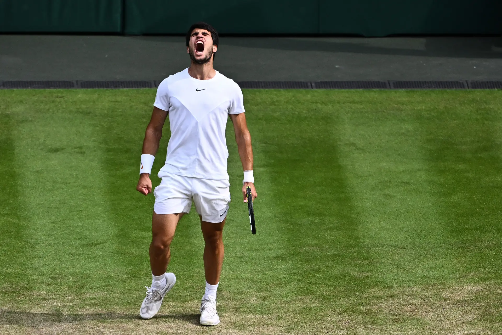 Carlos Alcaraz e Novak Djokovic vencem na estreia em Roland Garros, tênis