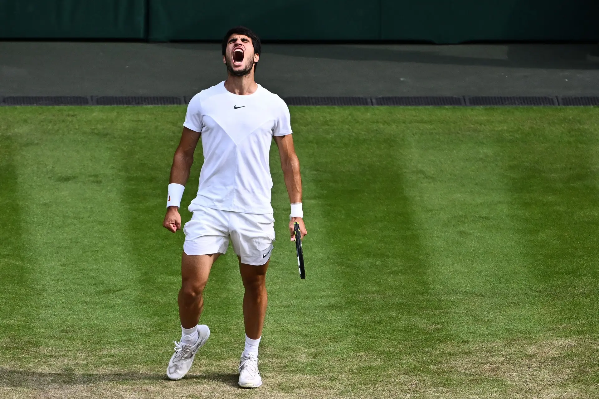 Em jogo de quase 5 horas, Alcaraz supera Djokovic e é campeão de Wimbledon