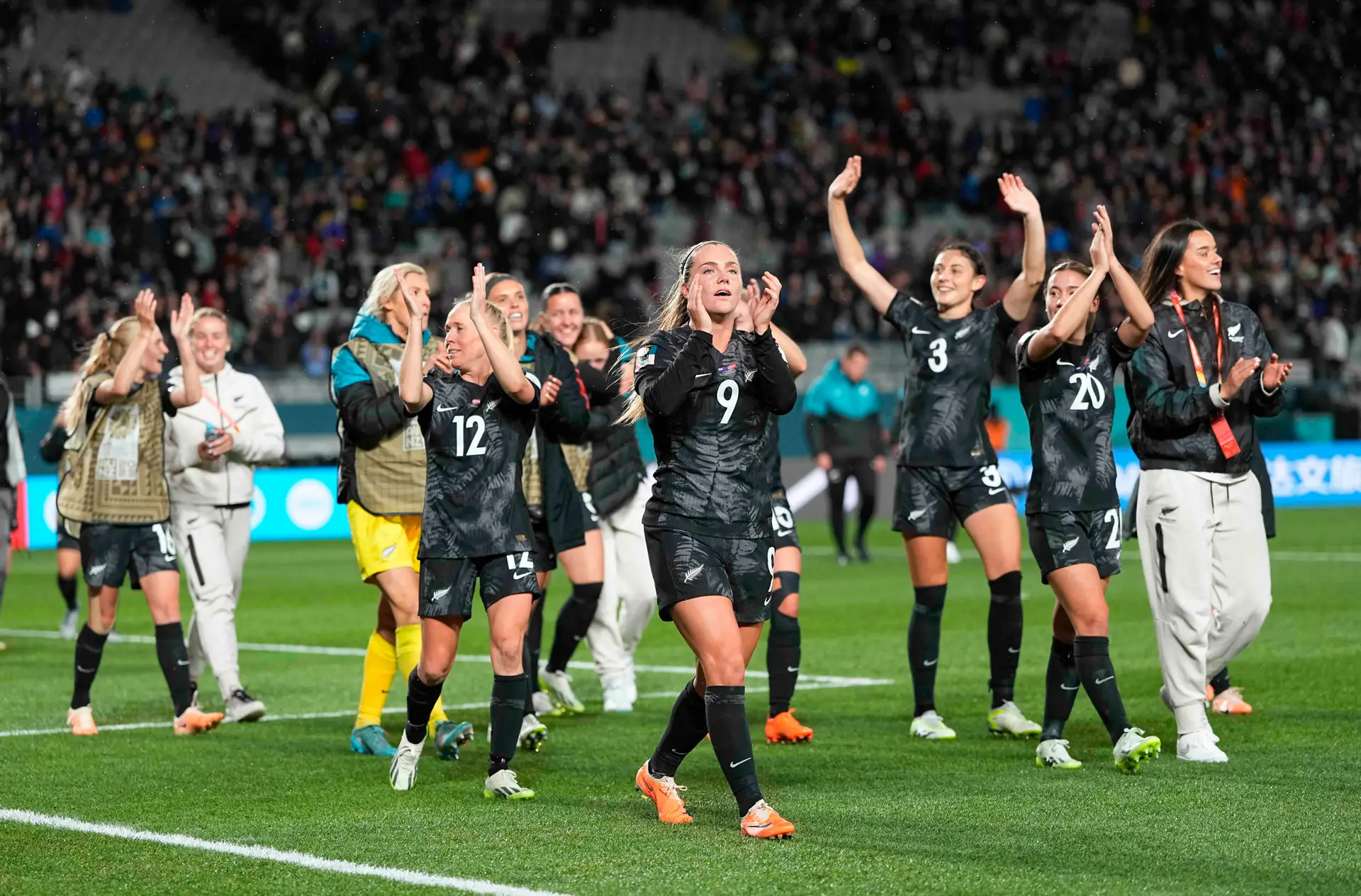 No país da bola oval, o começo do Mundial da bola redonda teve festa amarga em Auckland e relativa indiferença em Dunedin: “O que é o VAR?”