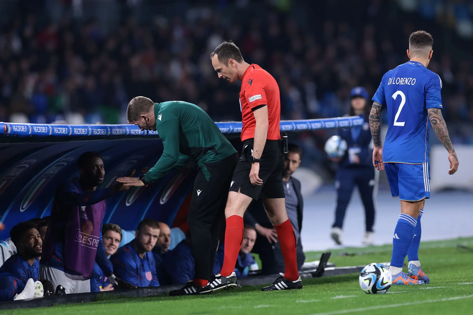 Bola No Lance Inicial De Um Jogo Do Futebol Ou De Futebol Luz