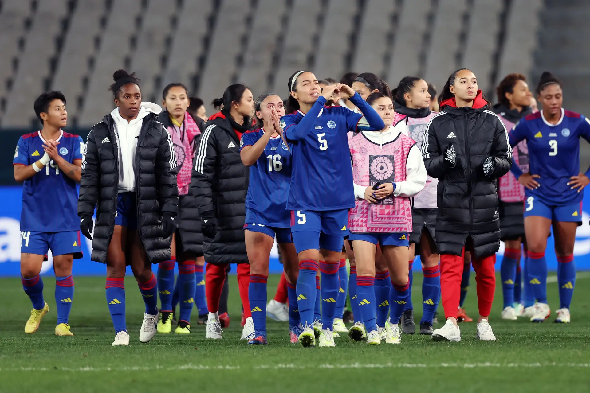 Hali Long, a capitã e número 5 das Filipinas, lidera o agradecimento das jogadoras ao público