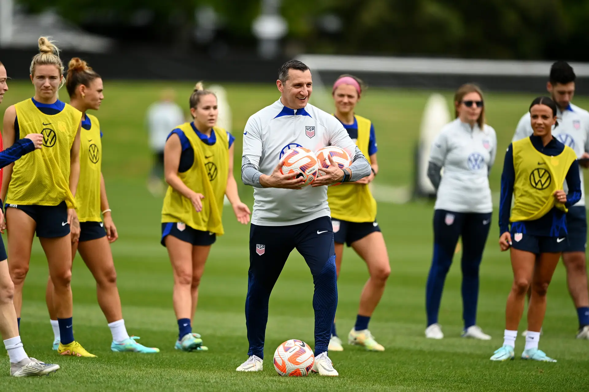 O que faz um treinador com jogadoras que já ganharam dois Mundiais seguidos para tentarem vencer um terceiro? Fácil: nada