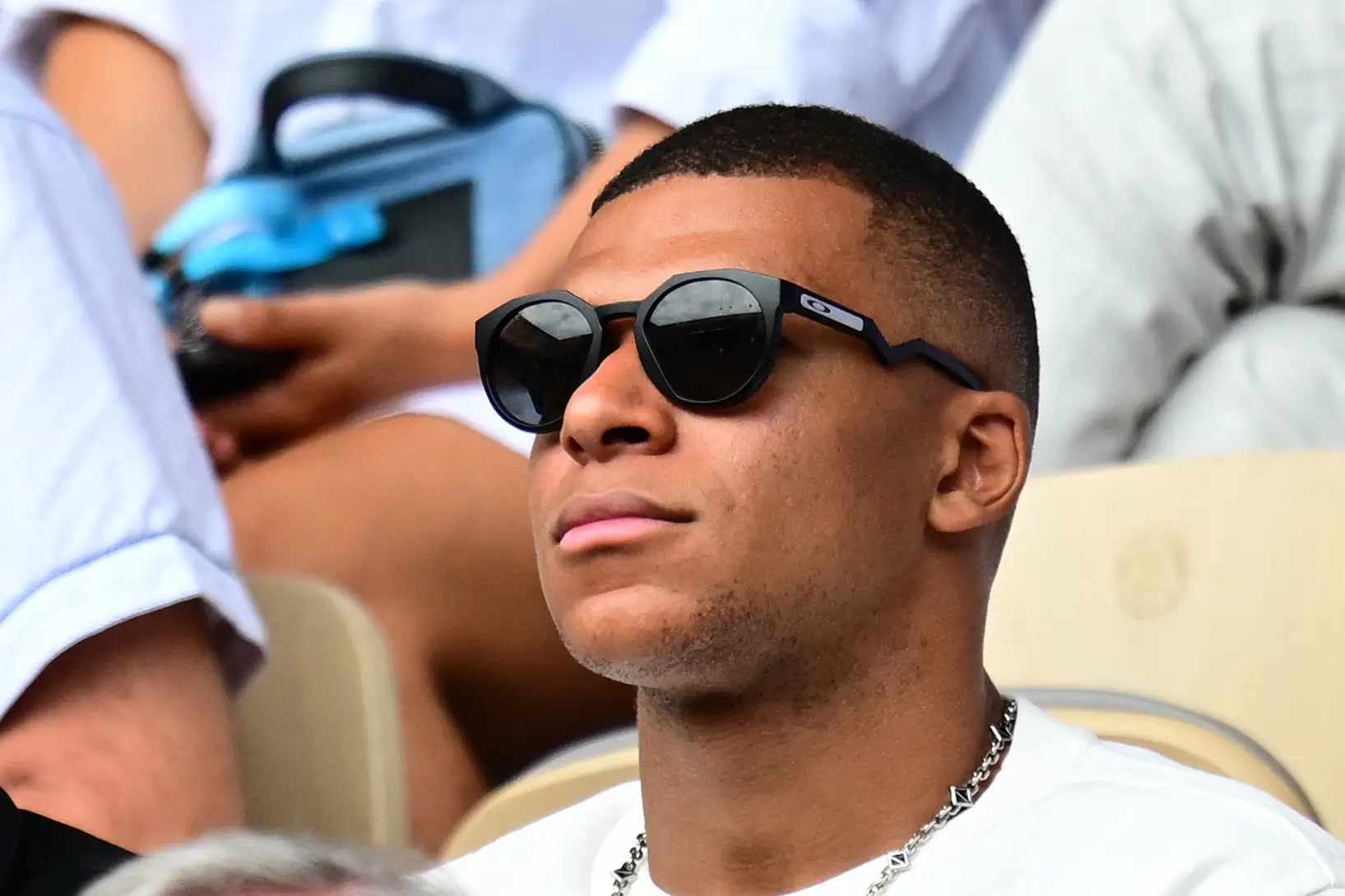 E se Mbappé ficar uma época inteira na bancada?