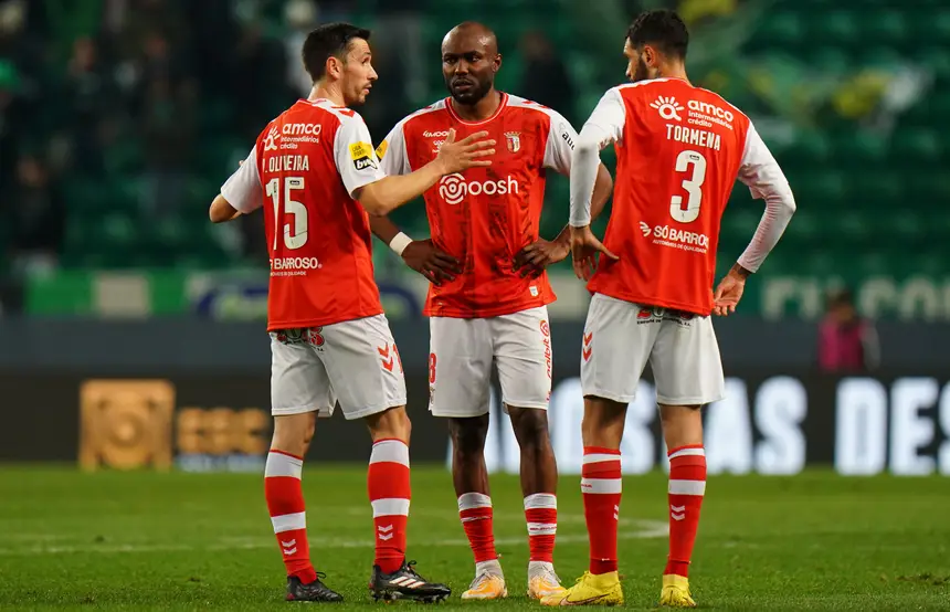 Benfica de novo com três centrais para tentar sobreviver na Champions