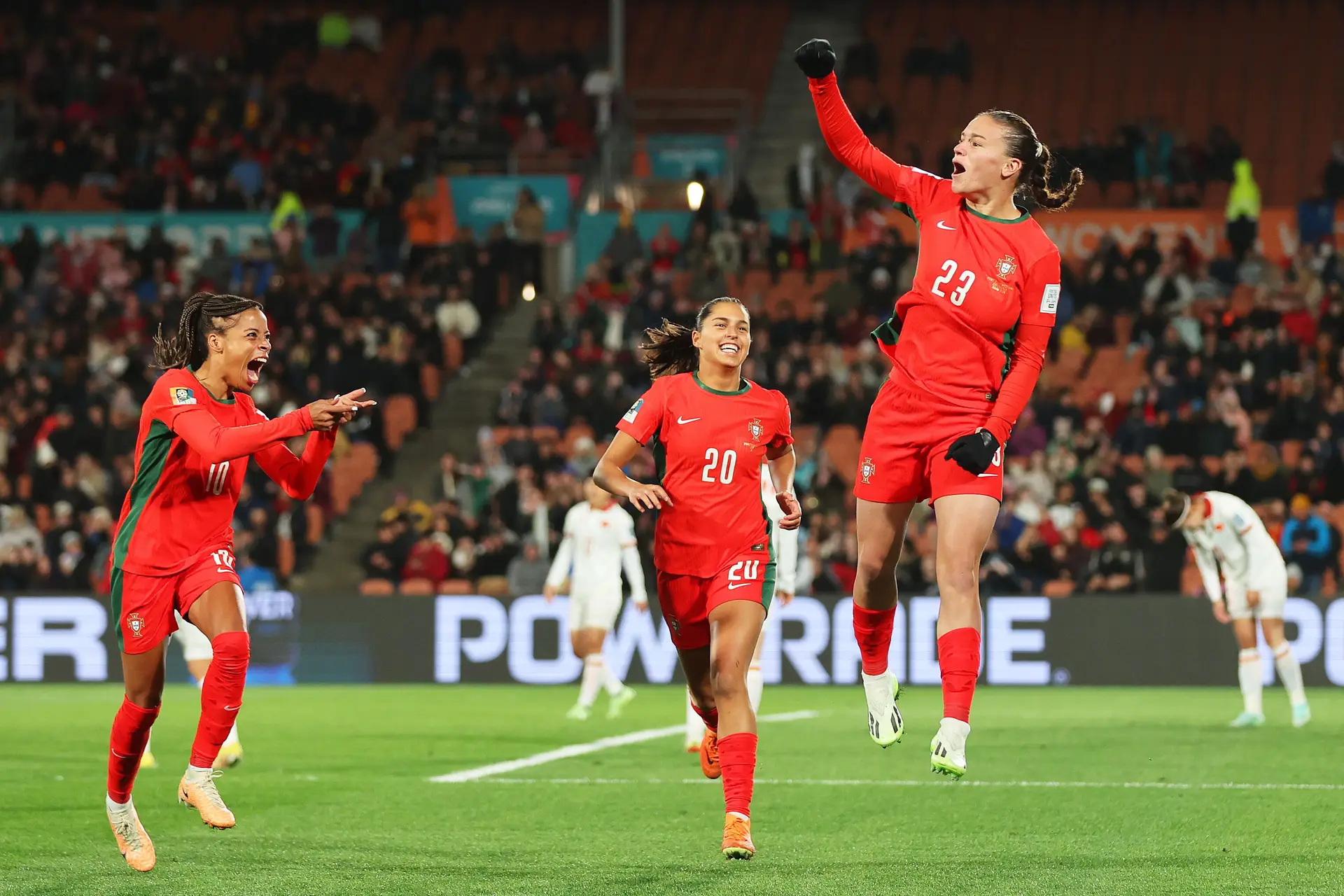 Telma Encarnação, Jéssica Silva e Kika Nazareth festejam o primeiro golo de sempre de Portugal em Mundiais