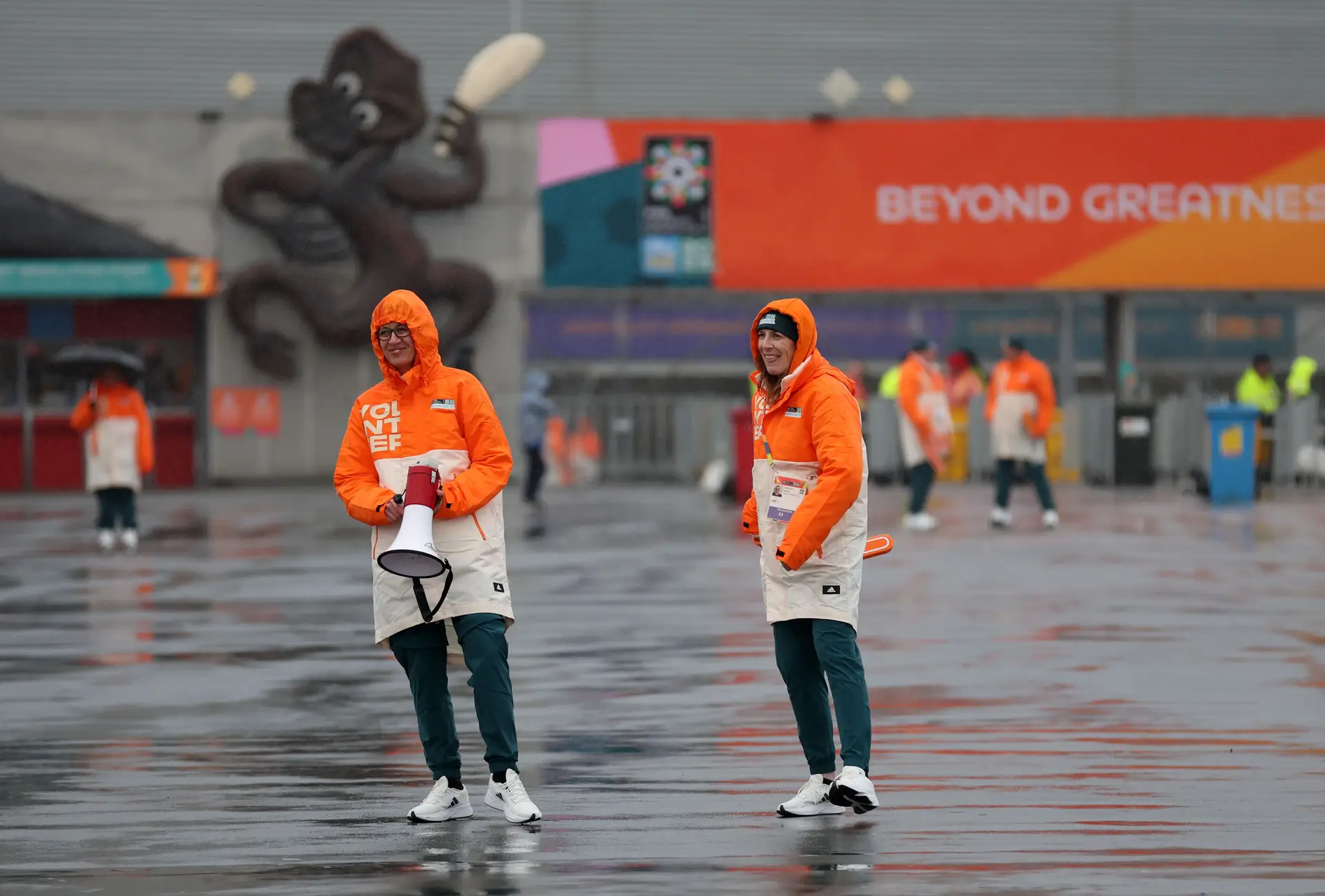 O Mundial em que os (simpáticos) voluntários não sabem dar informações... mas fazem uma peladinha num estádio onde as seleções não treinam