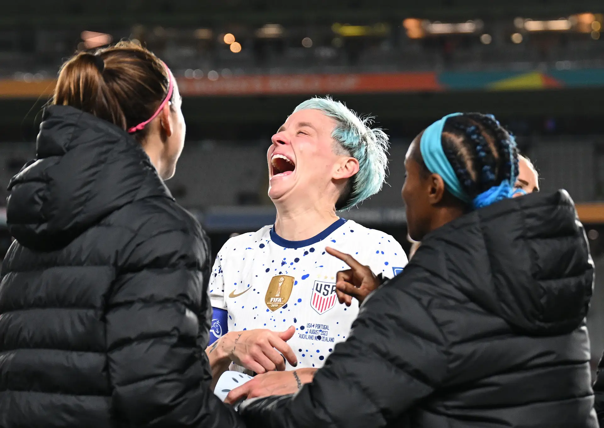 Megan Rapinoe a rir na companhia de Alex Morgan e Crystal Dunn.