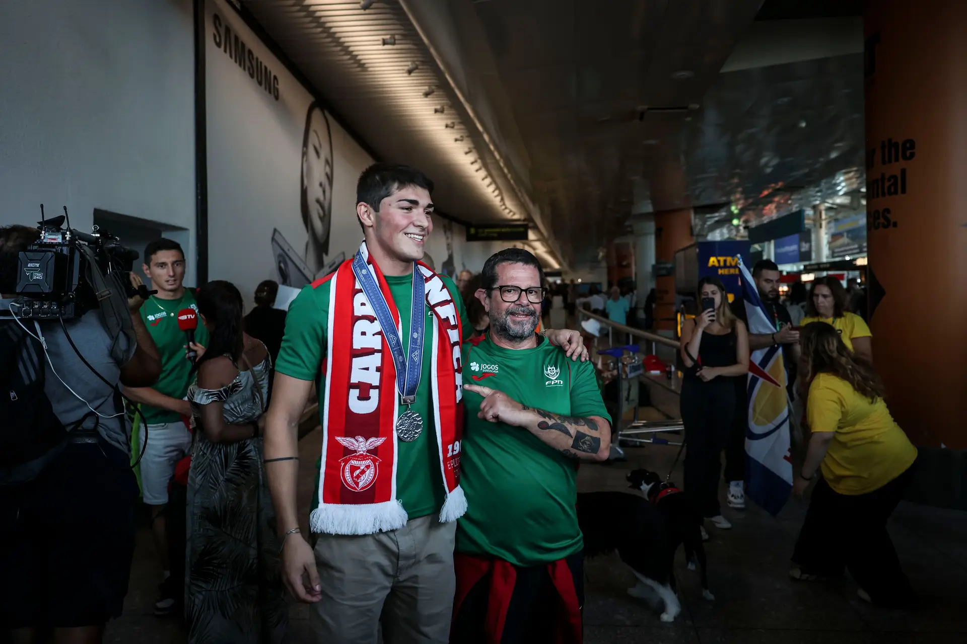 Alberto Silva e Diogo Ribeiro, após o jovem se sagrar vice-campeão do mundo em 50 metros mariposa em 2023