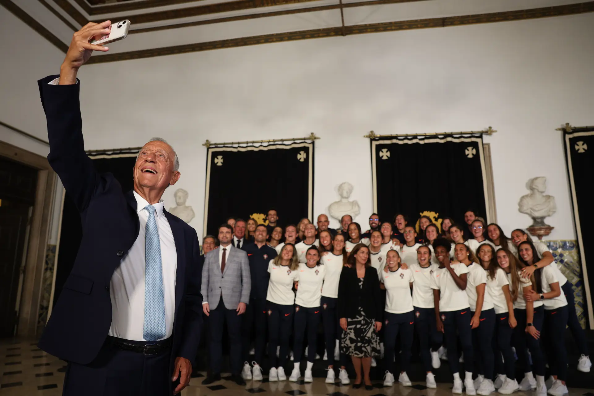 Na casa de um Marcelo perdido de otimismo, mais uma selfie com a seleção que “fez o impossível” e esmagou “os mais machistas dos machistas”