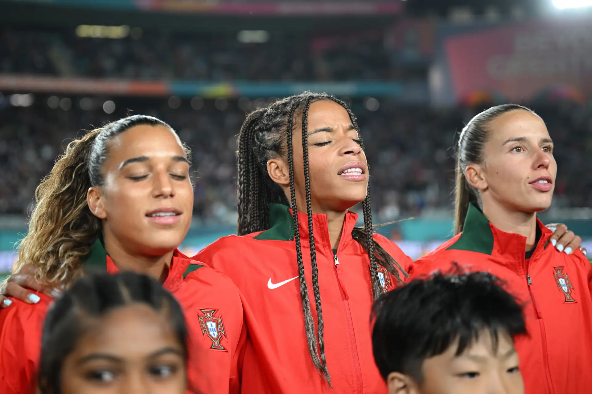 Recebidas por uma multidão no aeroporto, as jogadoras da seleção estão de volta do Mundial: “Conquistámos muitas coisas fora do campo”