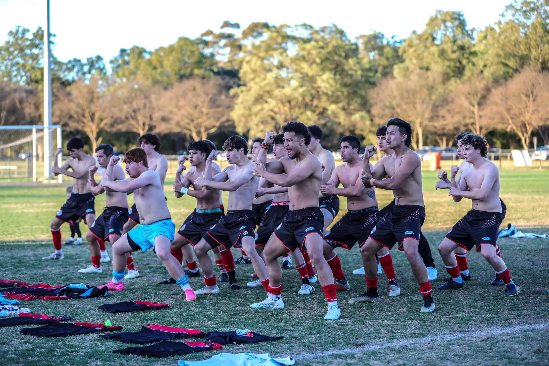 A “grande luta” dos Maori pela afirmação no futebol, o “maior palco de todos” que os vê como “brutos, violentos e estranhos” Tribuna Expresso foto foto